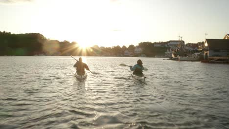 Pareja-Remando-Kayac-Al-Atardecer