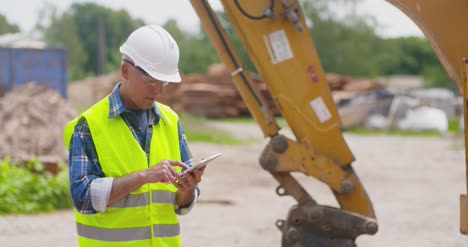 Selbstbewusster-Reifer-Männlicher-Ingenieur,-Der-Blaupause-Analysiert