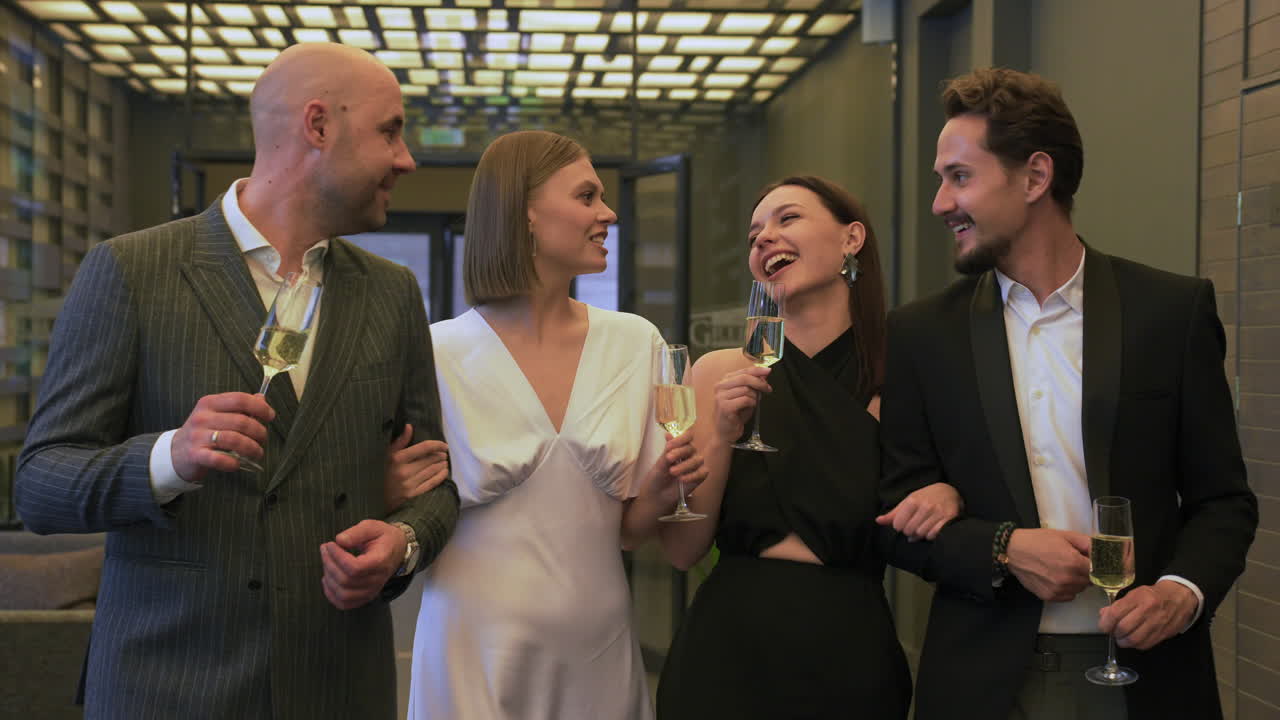 친구들이 얘기하고 식당 안으로 들어갑니다.