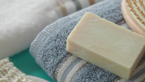 jabón natural y accesorios para el baño