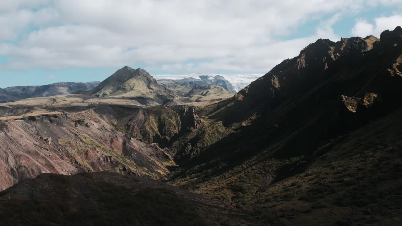valle aéreo de thor montañas boscosas cubiertas de hierba, volando sobre el famoso parque nacional islandés paisaje emblemático