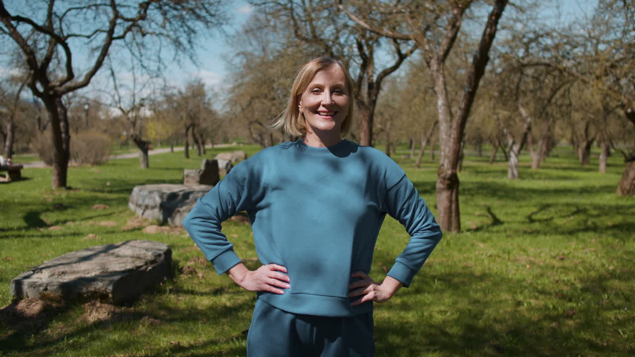 숲 속 에 서 있는 여자