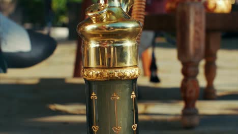 detalle de cachimba chapada en oro. burbujeante de jugo de narguile.humo