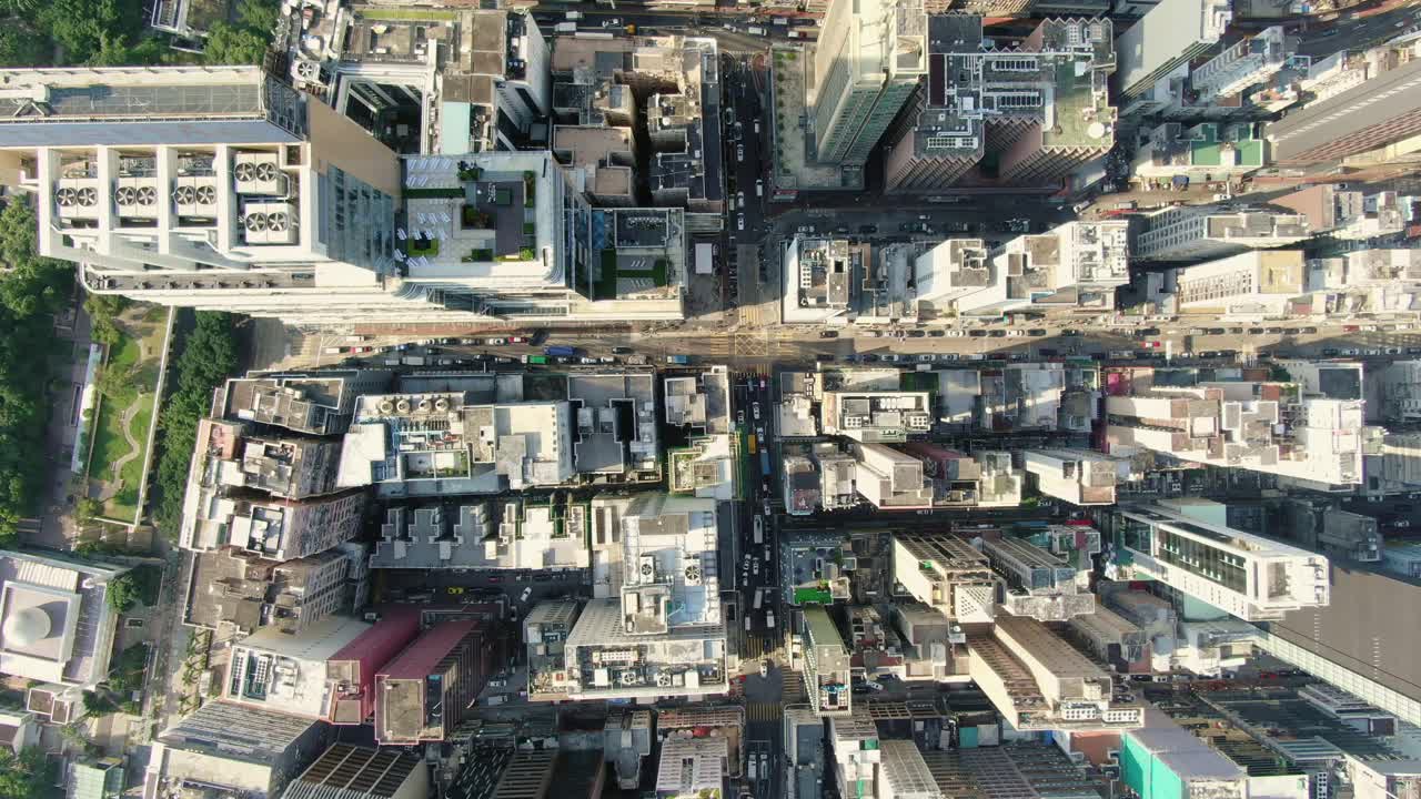 hong kong central, vista aérea de arriba hacia abajo del tráfico y los rascacielos de la ciudad