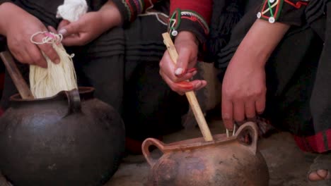mujeres peruanas tiñendo hilo de alpaca .mp4