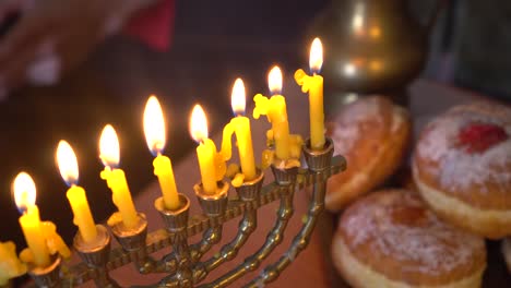 die hanukkah-menora ist ein neunzweigiger kandelabrum, der während des achttägigen feiertags hanukkah angezündet wird