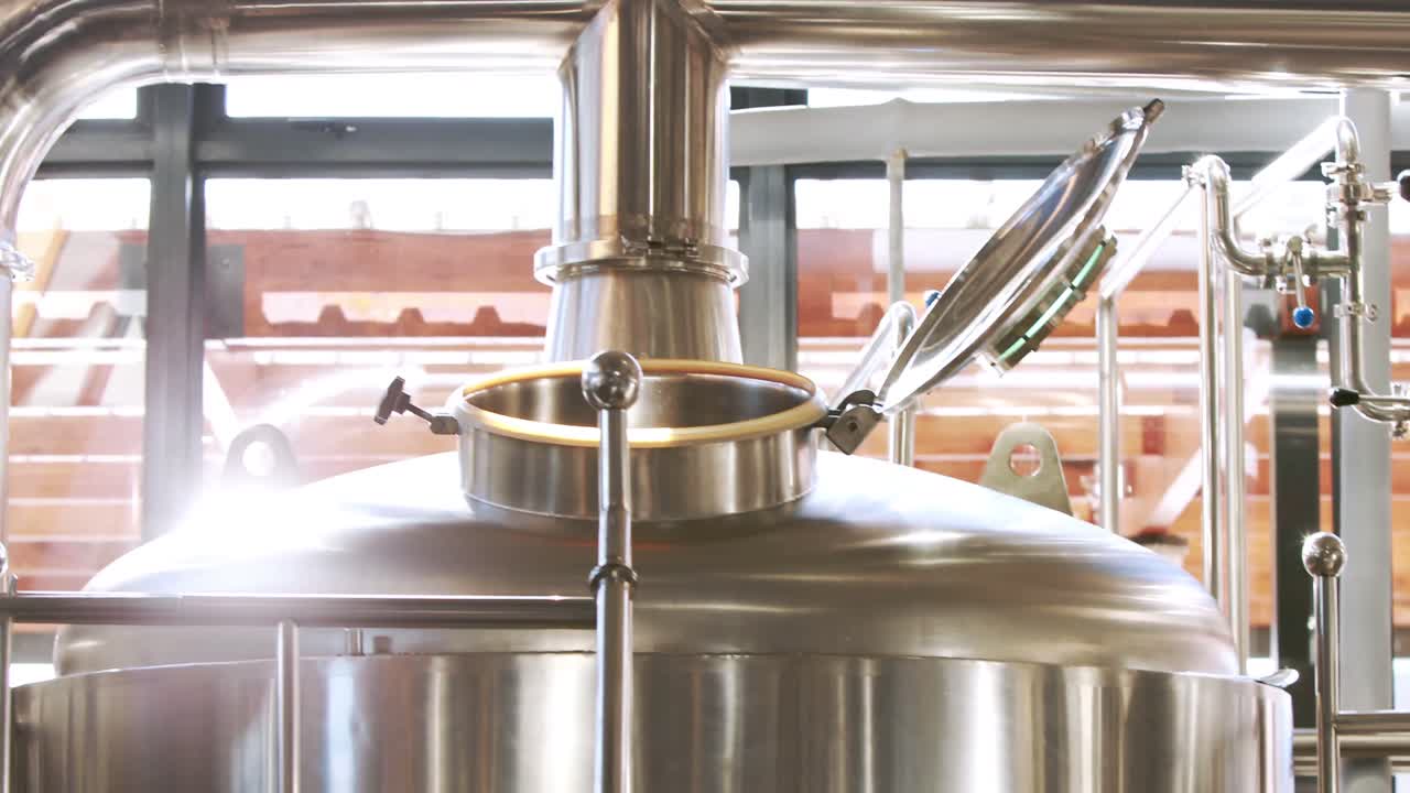 cerrar un recipiente de acero para hacer cerveza