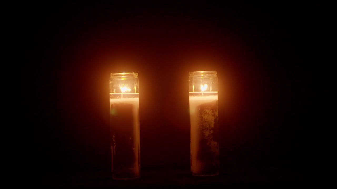 검은 공허한 배경의 불