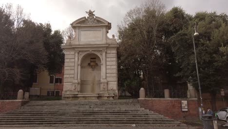 Una-Famosa-Plaza-De-Roma-Llamada-Piazza-Trilussa-Ubicada-En-Trastevere,-Un-Distrito-Turístico-De-Roma-Famoso-Por-Su-Vida-Nocturna