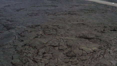 Drone-Aéreo-Sobrevuelo-Estériles-Campos-De-Lava-De-Roca-Negra-En-Hawaii,-4k