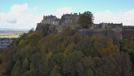 Vuelo-Aéreo-Al-Castillo-De-Sterling-En-Acantilados-Rocosos-Boscosos-En-Escocia