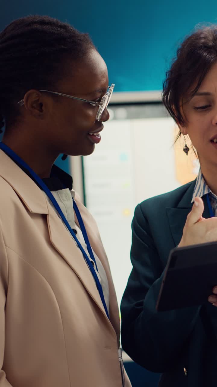 Diverse imprenditrici collaborano e discutono di un progetto su tablet