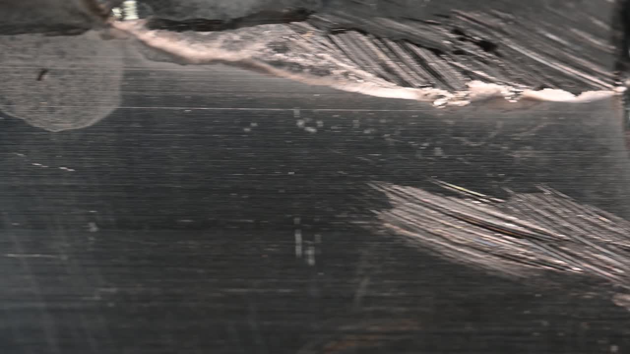 아르곤 차폐 가스가 충분하지 않은 제대로 실행되지 않은 알루미늄 용접 조인트