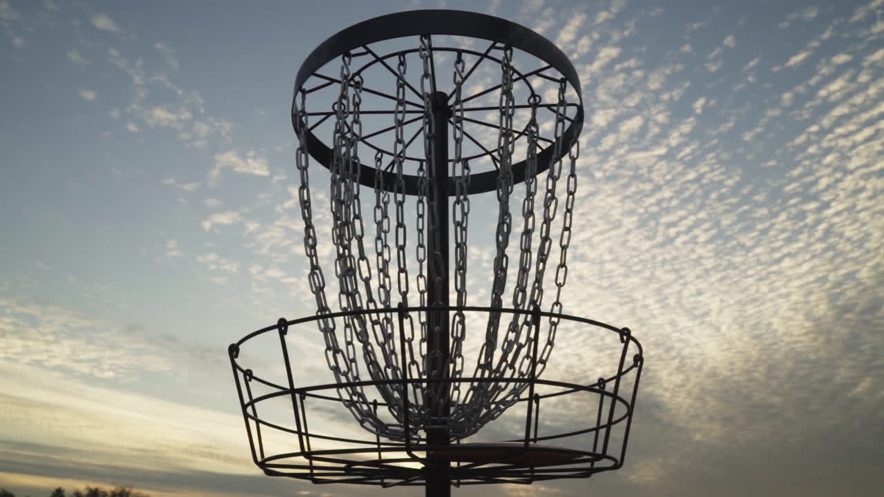 Discgolf-frisbee går ner i discgolfkorgen med ett "hiss"-kast