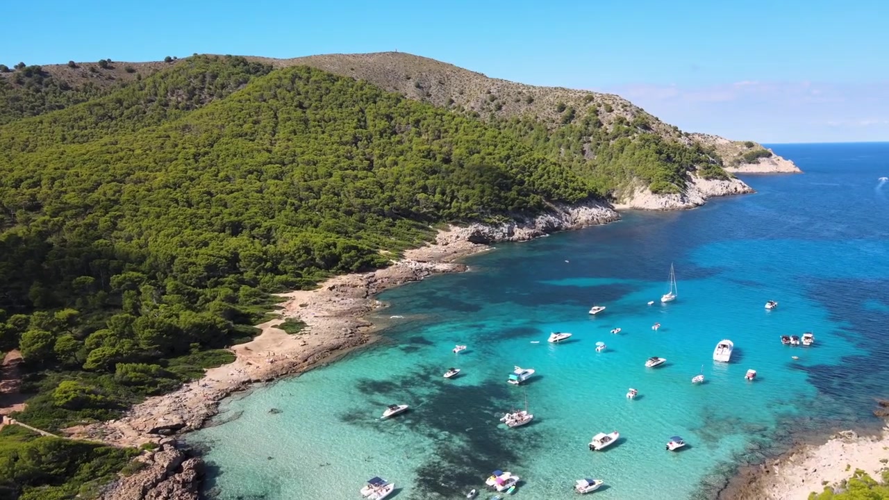 Goditi la bellezza di Cala Agulla a Cala Rajada, Maiorca. Vivi l'atmosfera serena, le acque turchesi e un paesaggio naturale vibrante, ideale per una giornata di relax ed esplorazione.