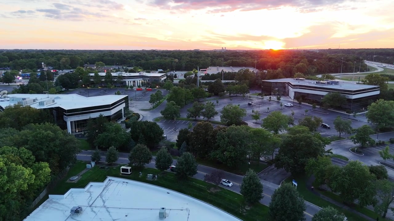 Droneoptagelse af kontorbygninger i et kommercielt kompleks i Columbus, Ohio ved solnedgang.