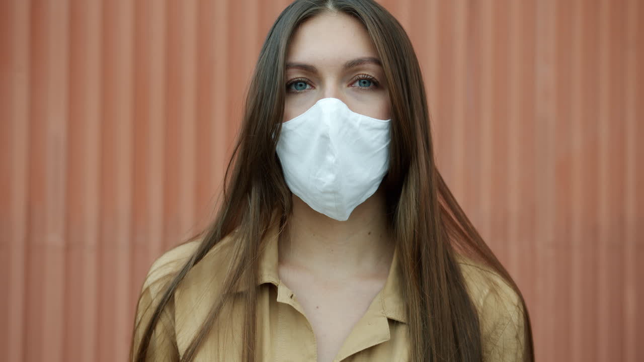 mujer con una máscara facial