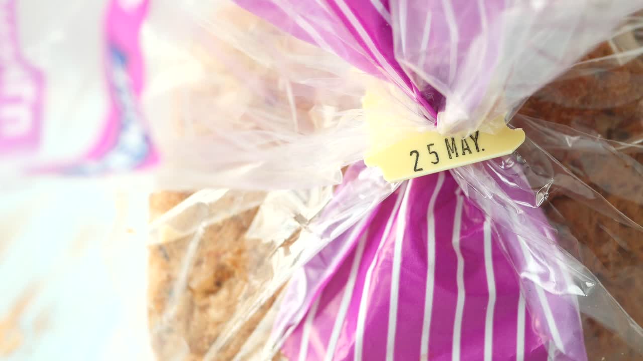 날짜 라벨이 붙은 플라스틱 포장 된