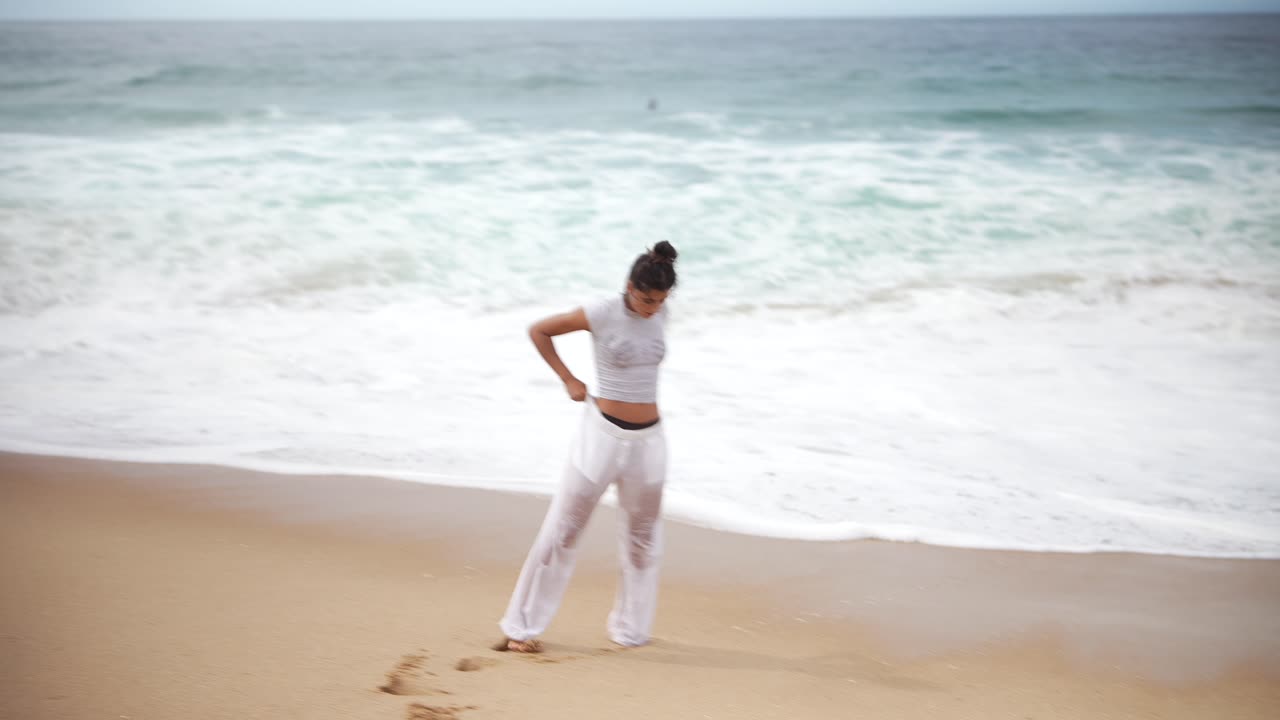 해변에 있는 여자