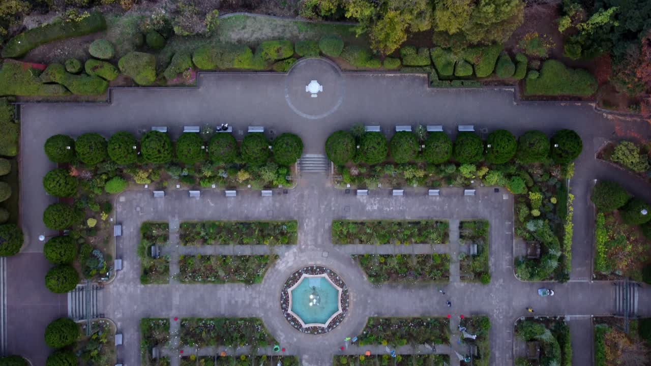 대칭적 인 디자인 과 주차 된 자동차 를 가진 공식적 인 정원, 황혼, 공중 풍경