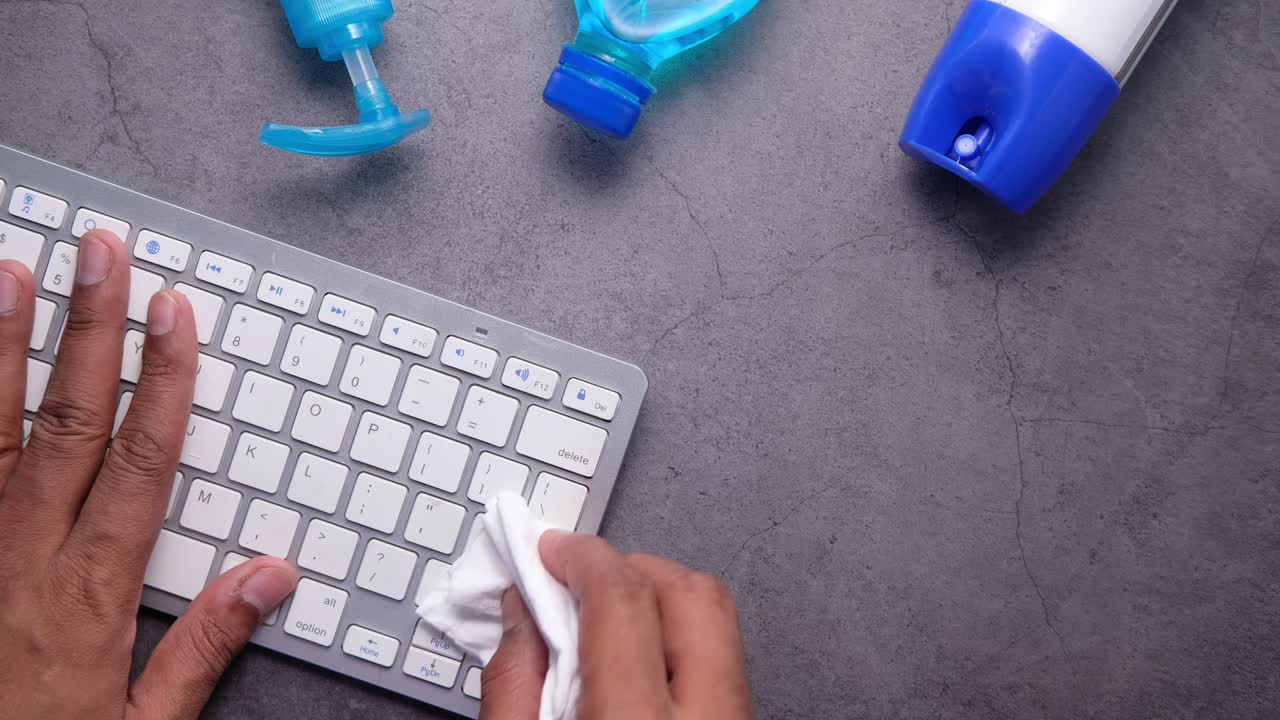 limpieza de un teclado y una estación de trabajo