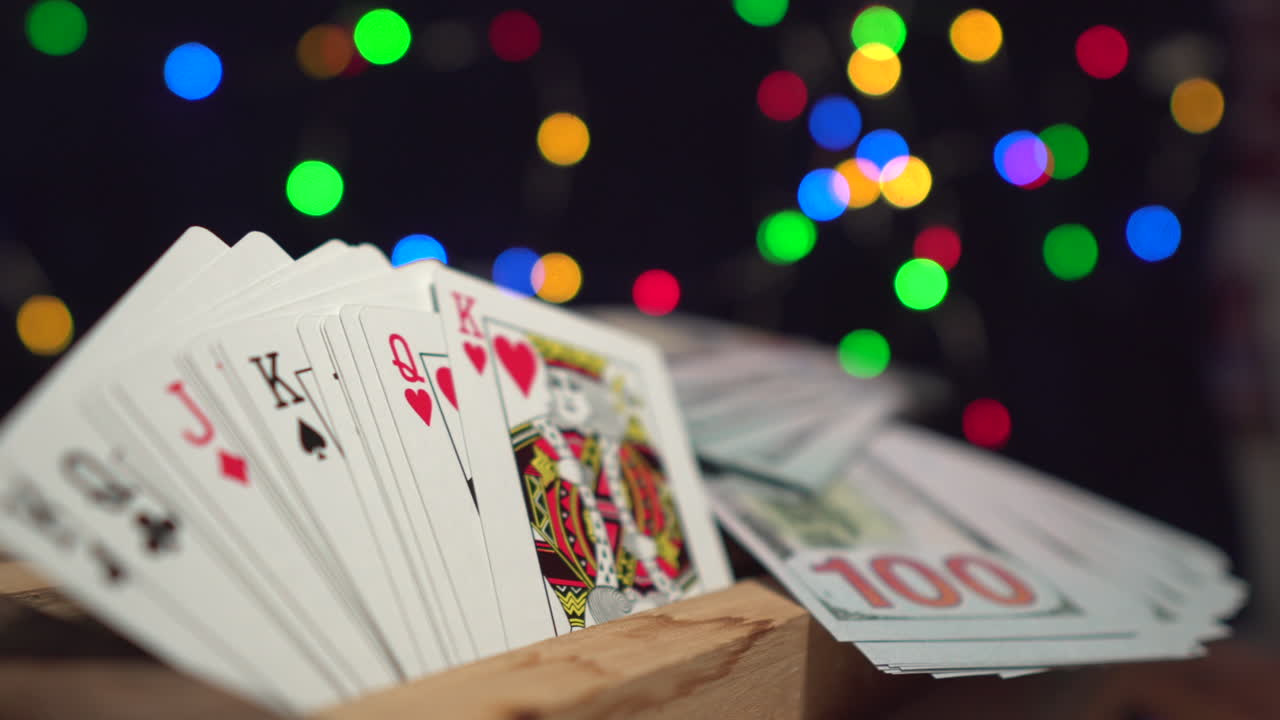 cerrar macro dinero en efectivo y tarjetas de suerte de los jugadores con coloridas luces bokeh