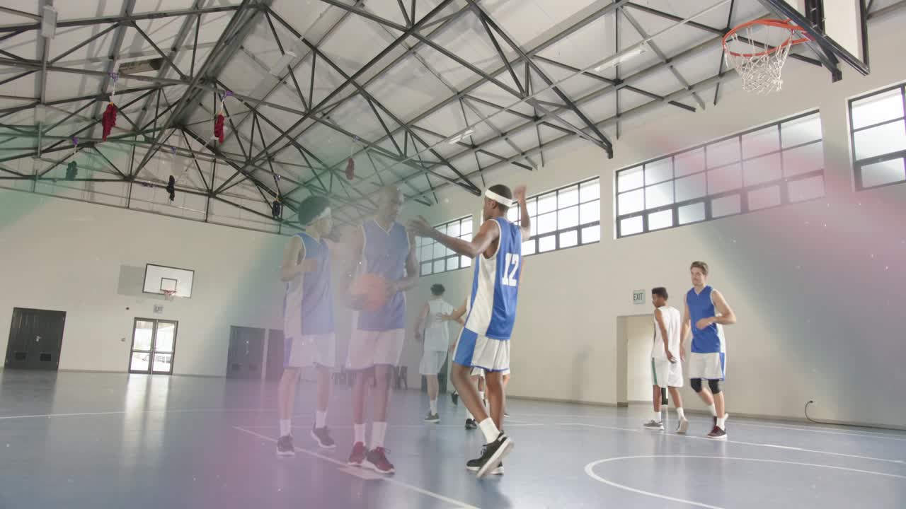 Giocatore verde che alza la palla iniziando un passaggio, team sportivo che si muove verso il canestro cercando un tiro, bagliore che nasconde l'azione