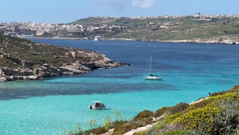 4k-Portátil:-Barco-Motorizado-En-Laguna-Azul,-Isla-De-Comino,-Malta