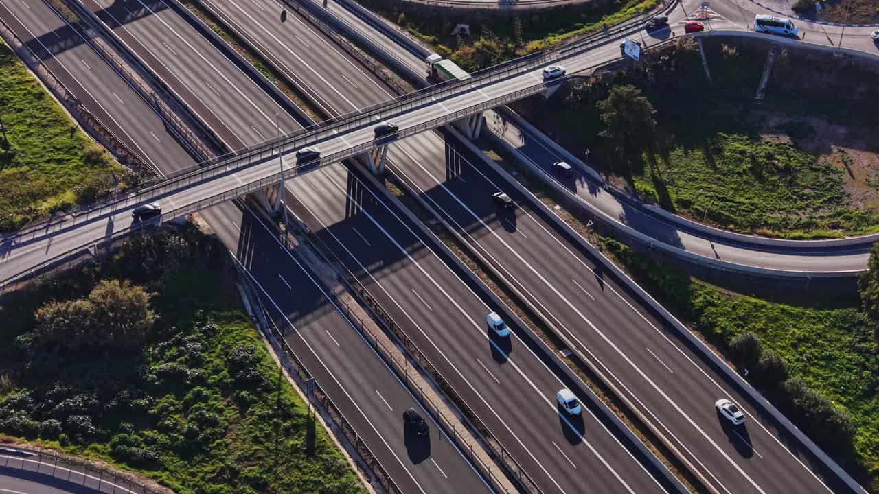 Autostrada in Spagna con auto che si muovono su corsie libere durante il giorno