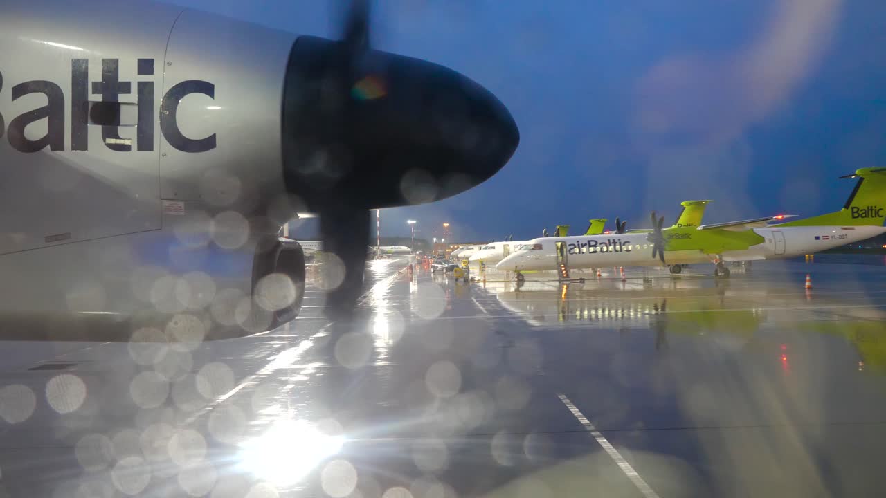 공항에서 비가 오는 밤 - 발틱 에어