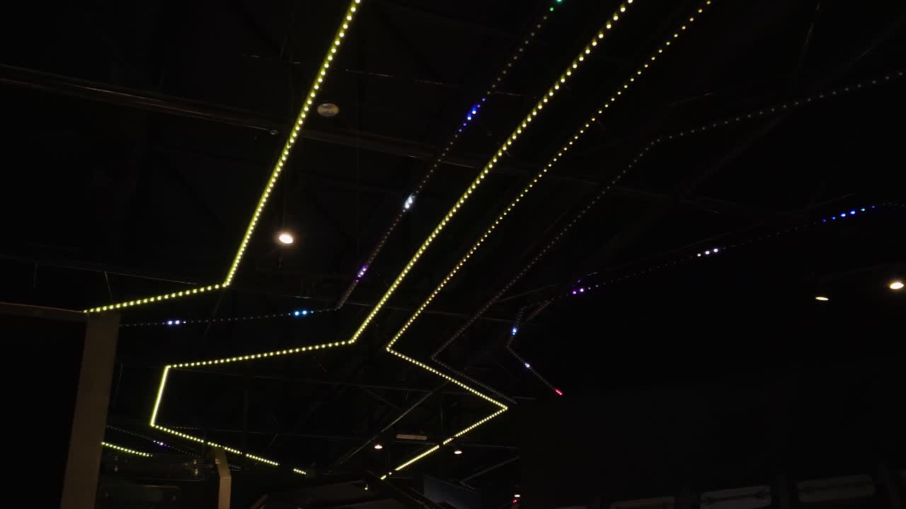 algunas luces de colores en una sala interactiva
