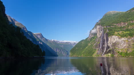 Vista-Matutina-De-La-Cascada-De-Las-Siete-Hermanas-En-El-Hermoso-Fiordo-De-Geiranger-En-Noruega