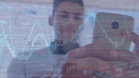 animación del procesamiento de datos financieros sobre hombres biraciales que usan teléfonos inteligentes