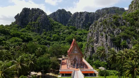 Umgekehrte-Luftaufnahmen-Seines-Berühmten-Buddhistischen-Tempels-Im-Wald,-Umgeben-Von-Kalksteinbergen-Und-Kokospalmen