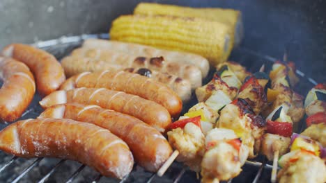 Salchichas,-Maíz-Y-Brochetas-De-Verduras-En-Una-Barbacoa.