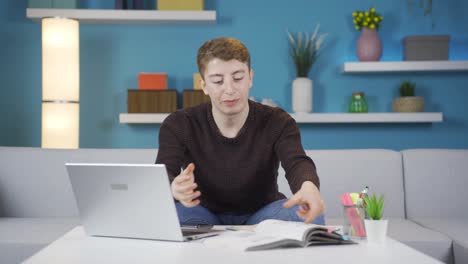 mirando el dinero en su mano, a un estudiante le viene una idea.
