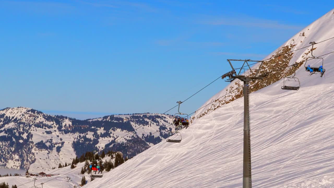 zona de esquí en los alpes suizos con gente y telesillas en la zona de esquí de invierno de beckenried
