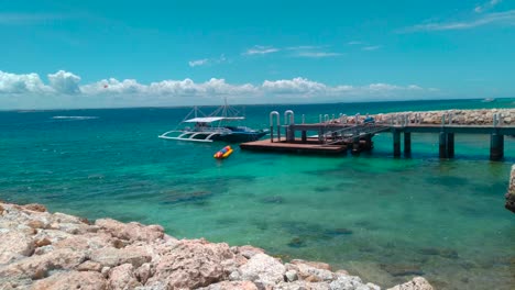 Traditionelles-Auslegerboot,-Das-Nahe-Pier-In-Cebu-Schwimmt