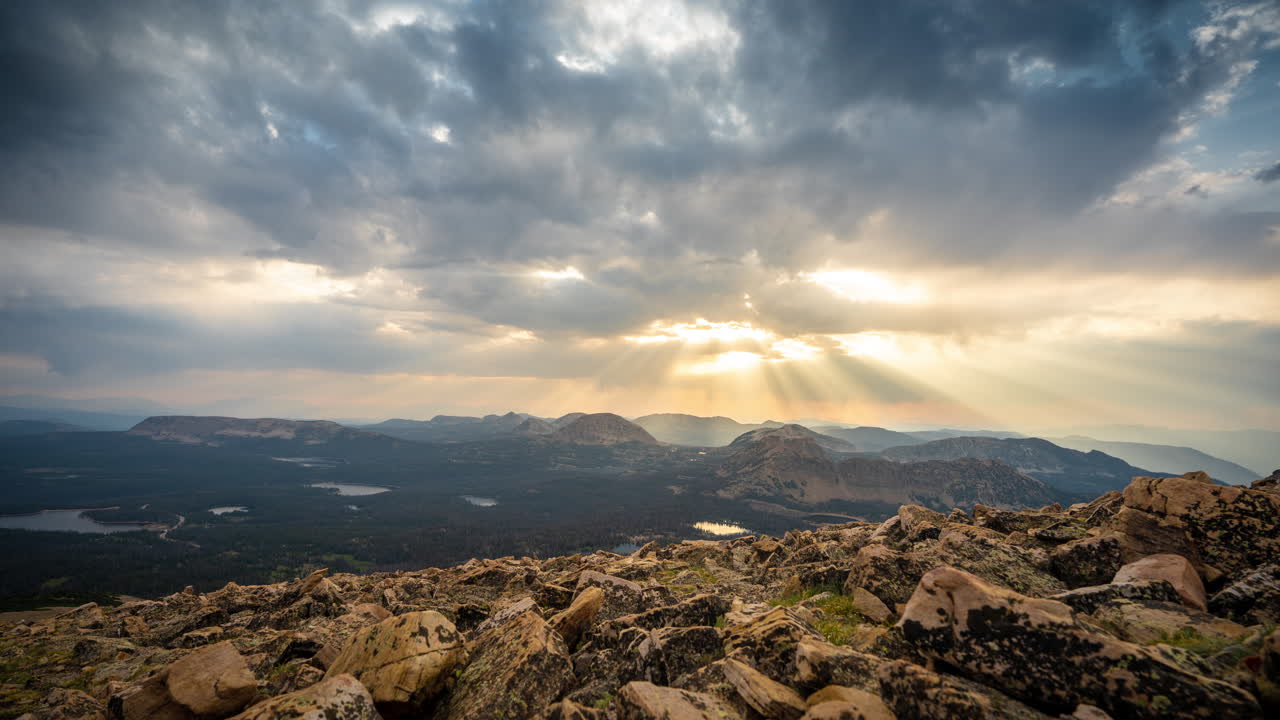 lapso de tiempo del magnífico cielo nublado sobre la montaña calva, rango de uinta, utah usa