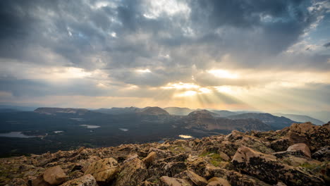 Lapso-De-Tiempo-Del-Magnífico-Cielo-Nublado-Sobre-La-Montaña-Calva,-Rango-De-Uinta,-Utah-Usa