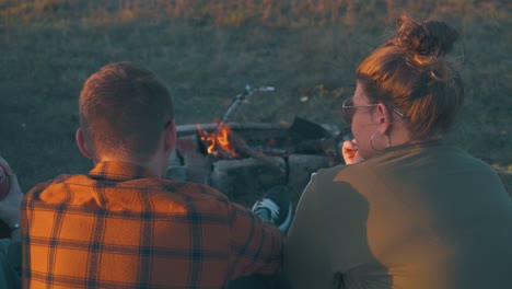 Das-Mollige-Mädchen-Erzählt-Seinen-Freunden-Abends-Am-Lagerfeuer-Eine-Geschichte