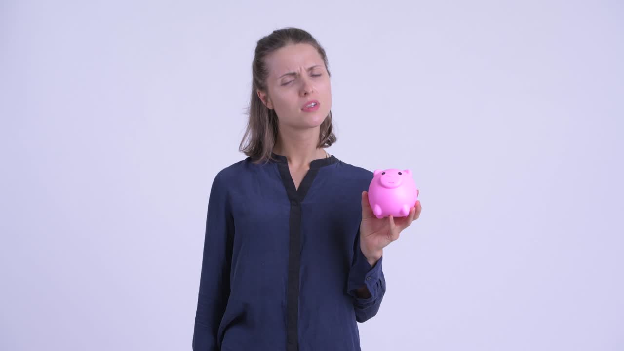 una hermosa mujer de negocios con una alcancía.