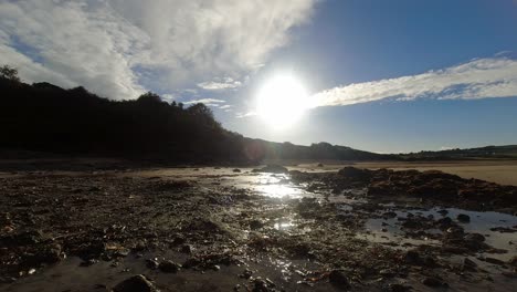 Lapso-De-Tiempo-Brillante-Puesta-De-Sol-Arena-Playa-Nubes-Pasando-Por-Encima-De-La-Costa-Del-Bosque-Dolly-Derecha