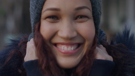 retrato de una mujer linda sonriendo tirando del sombrero feliz