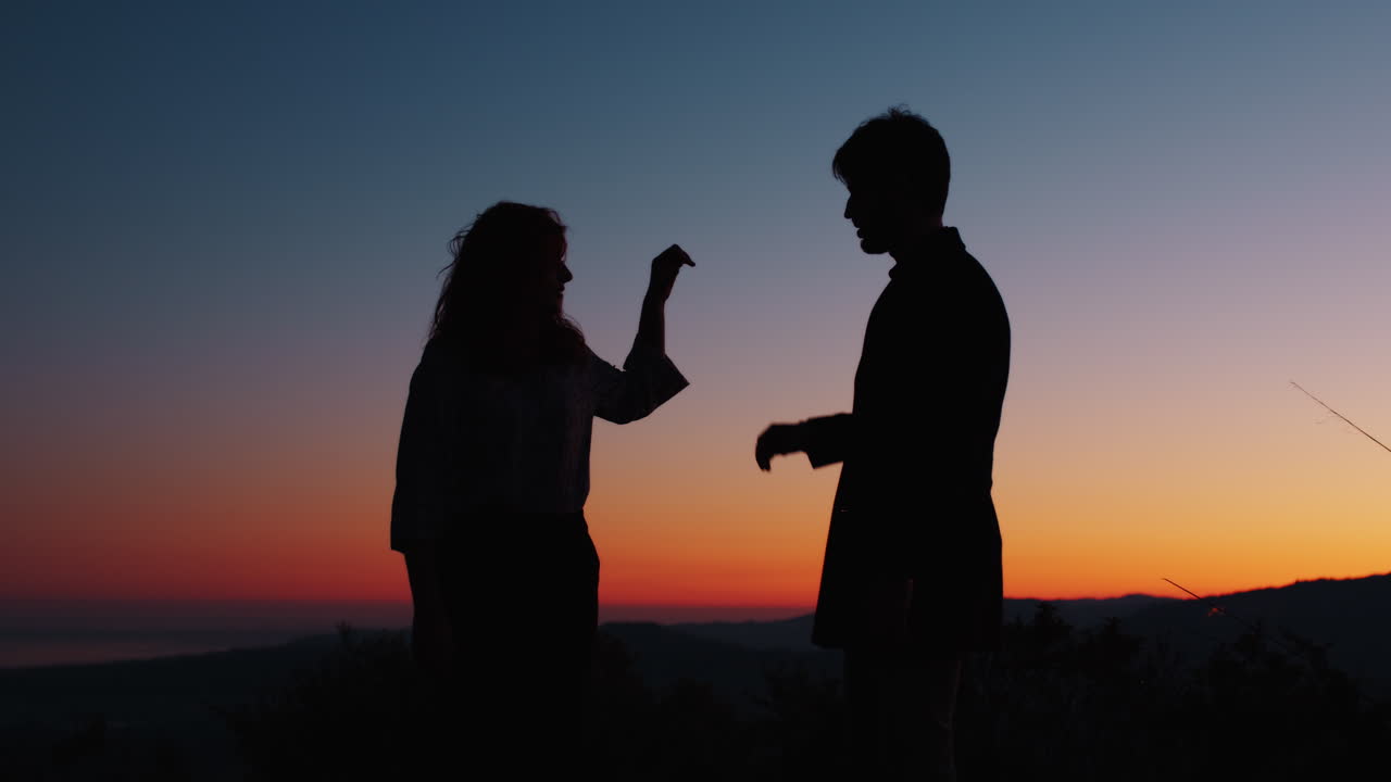 발렌타인 데이 를 위해 심장 기호 를 만드는 부부 의 실루