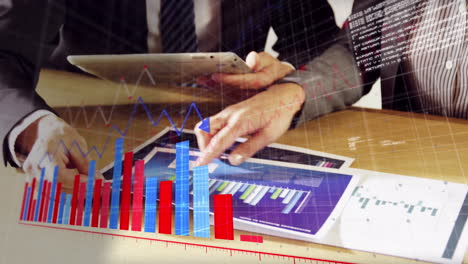 animación del procesamiento de datos estadísticos en la sección media del hombre de negocios mujer de negocios discutiendo