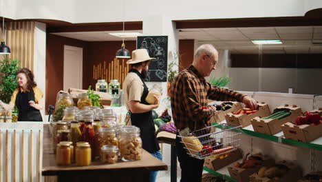 el viejo cliente compra comida orgánica en la tienda local.
