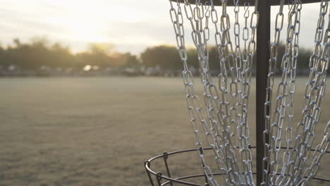 Discgolf-Putt-Bei-Sonnenuntergang-|-Zeitlupe-Des-Discgolfkorbs