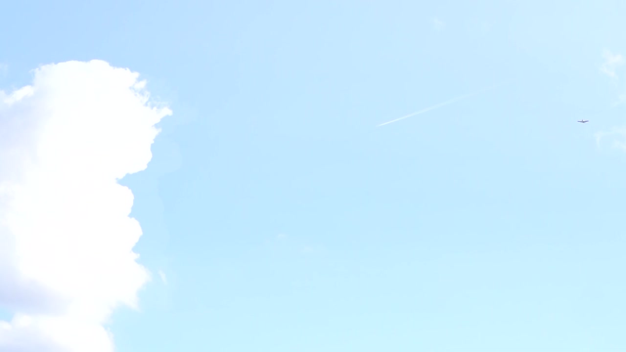 흰 구름이 있는 푸른 하늘