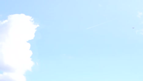 cielo azul con una nube blanca